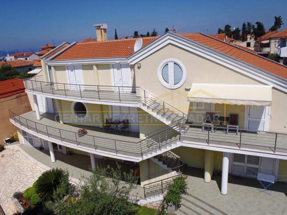 Zadar, villa sa sedam stambenih jedinica u prvom redu do mora (prodaja)