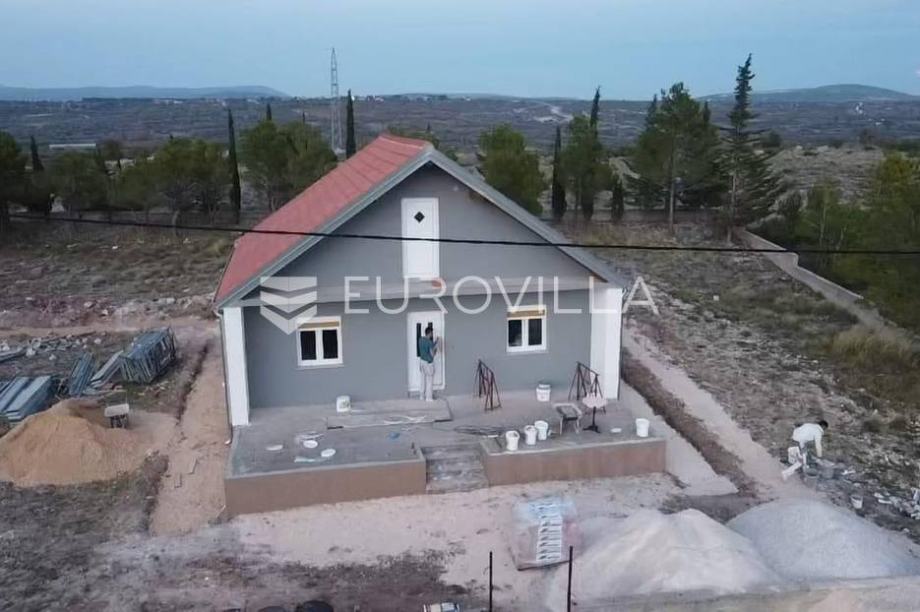 Zadarska županija, Benkovac, dvoetažna kuća 150 m2, parcela 1261 m2 (prodaja)