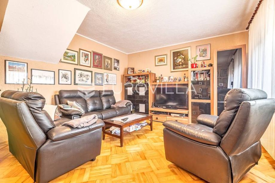 Zagreb, Srednjaci, obiteljska kuća s dva stana BRP 224 m2 + garaža 30 (prodaja)
