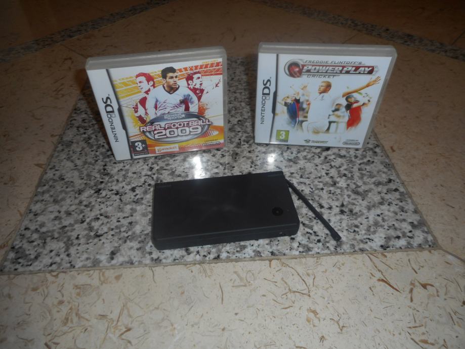 Nintendo DSi Crni + dvije orignalne igrice