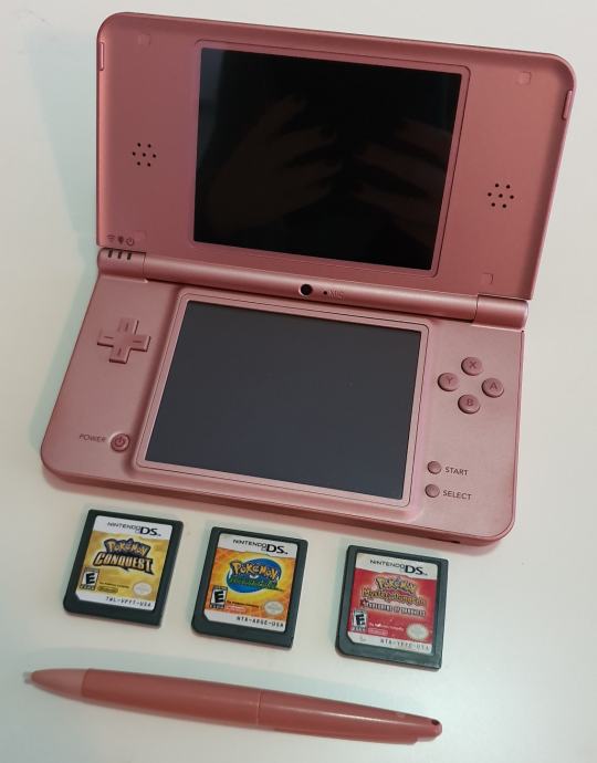 Nintendo DSi XL - Metallic Rose & 3 igre!