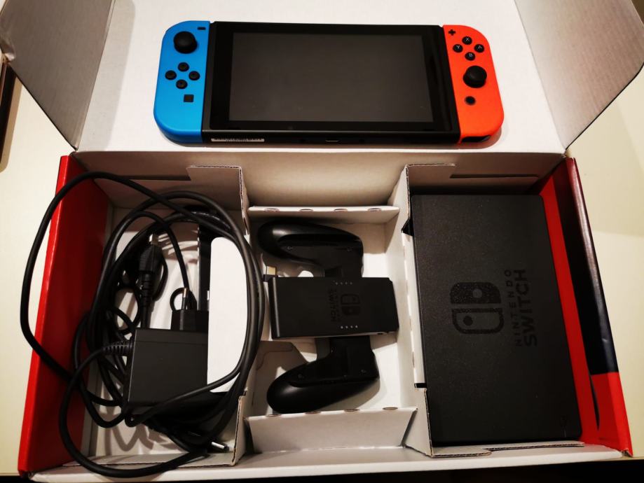 Nintendo Switch Console + Mario Kart 8 Deluxe igra