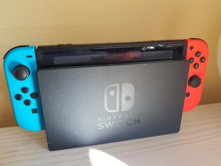 Nintendo Switch, sva oprema, tri igre, zaštitno staklo i torbica