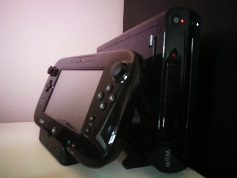 Prodajem nintendo wii u 32gb + 6 igrica + pro controller +zapper gun