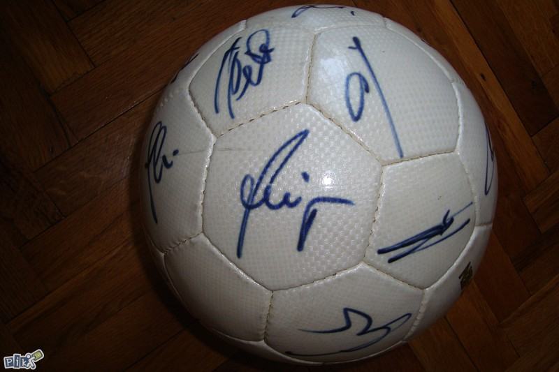 Nogometna lopta sa autogramima