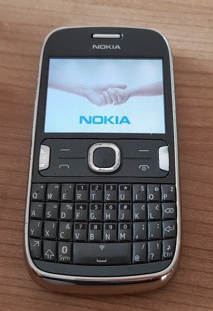 Nokia 302 potpuno ispravna i očuvana, radi na sve mreže