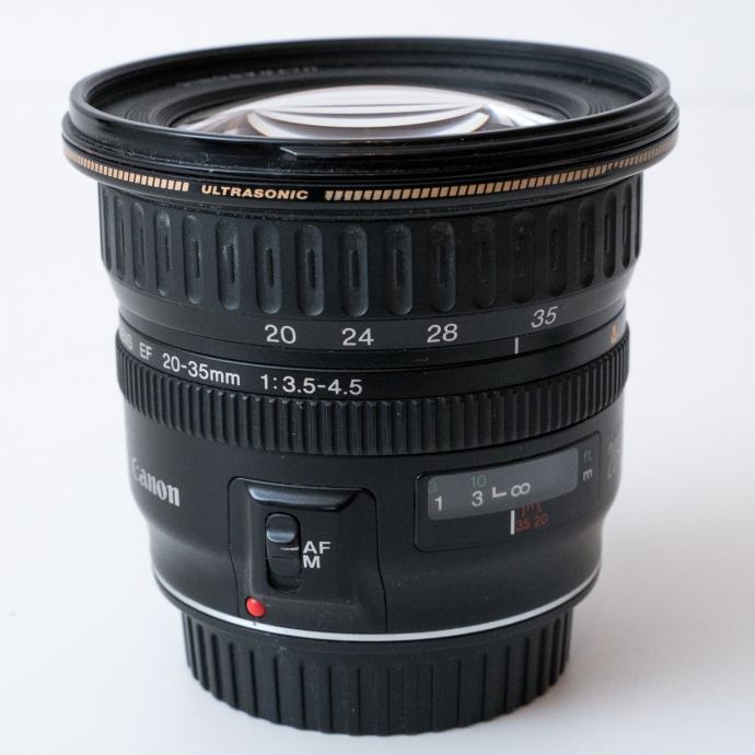 Canon EF 20-35mm f/3.5-4.5 za full-frame aparate