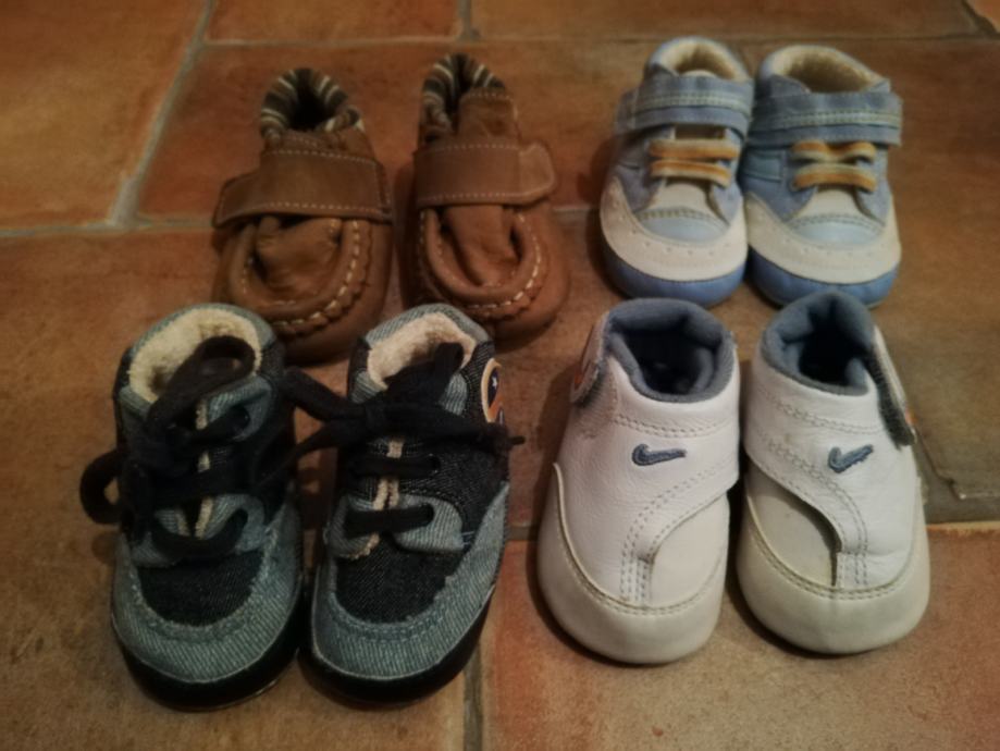 - lot od 4 "cipelica" za bebe, veličine 18-20