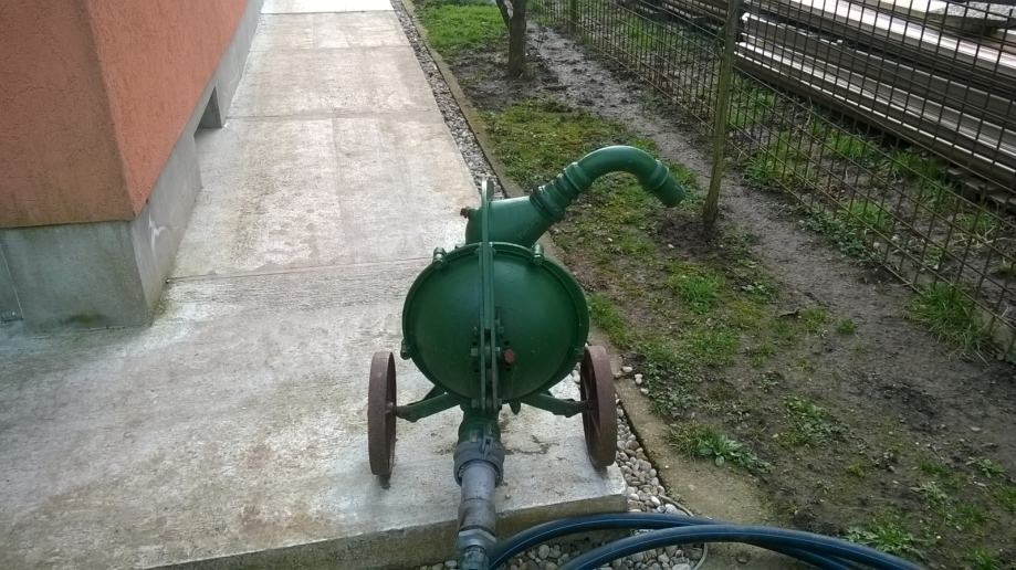 Vatrogasna vakum (samousisna) ručna  pumpa