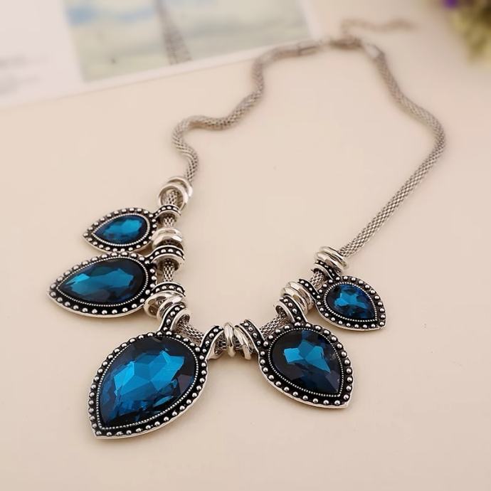 Magična ogrlica s plavim kristalima