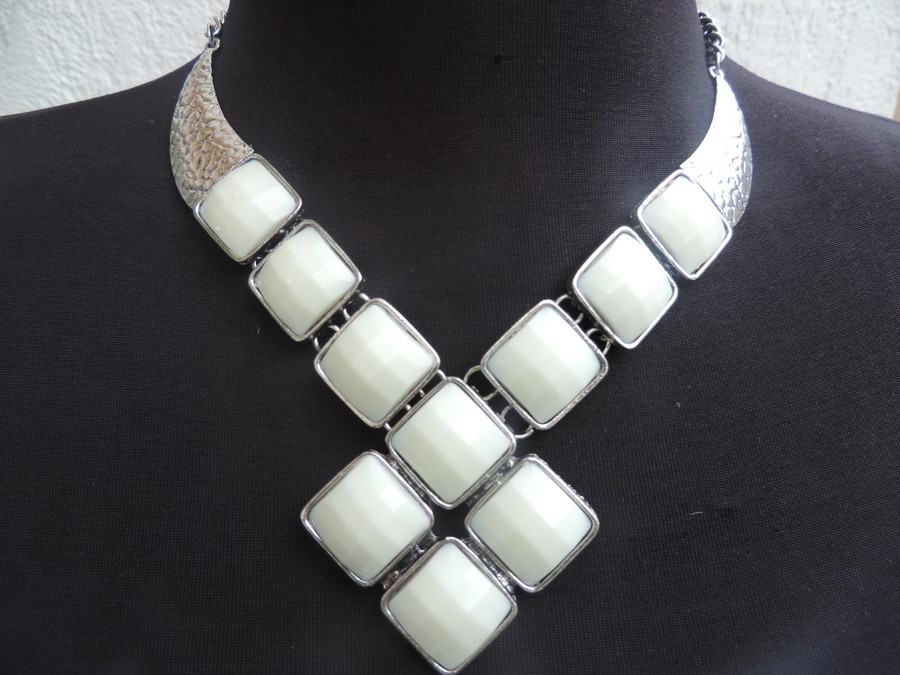 Ogrlica od tibetanskog srebra s bijelim kamenom