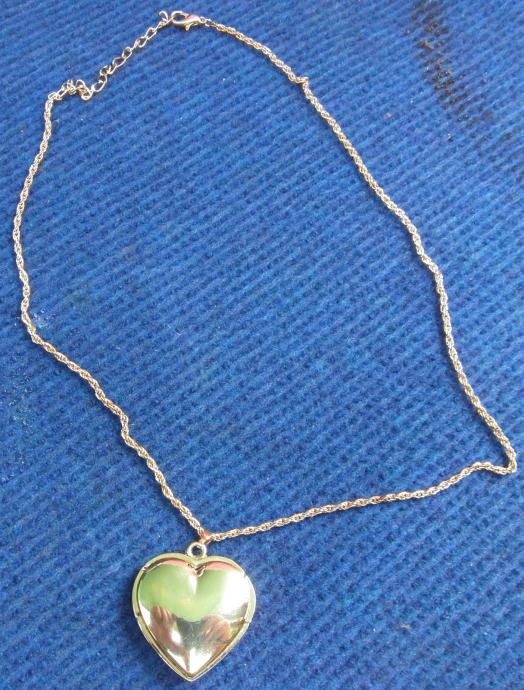 Pozlaćeni lančić sa medaljonom za slike u obliku srca