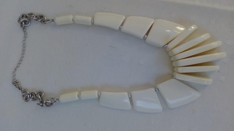 Ženska unikatna ogrlica bijele perle