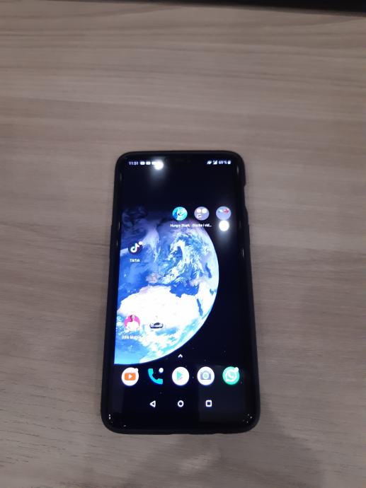 OnePlus 6 mobitel, sa razbijenim ekranom