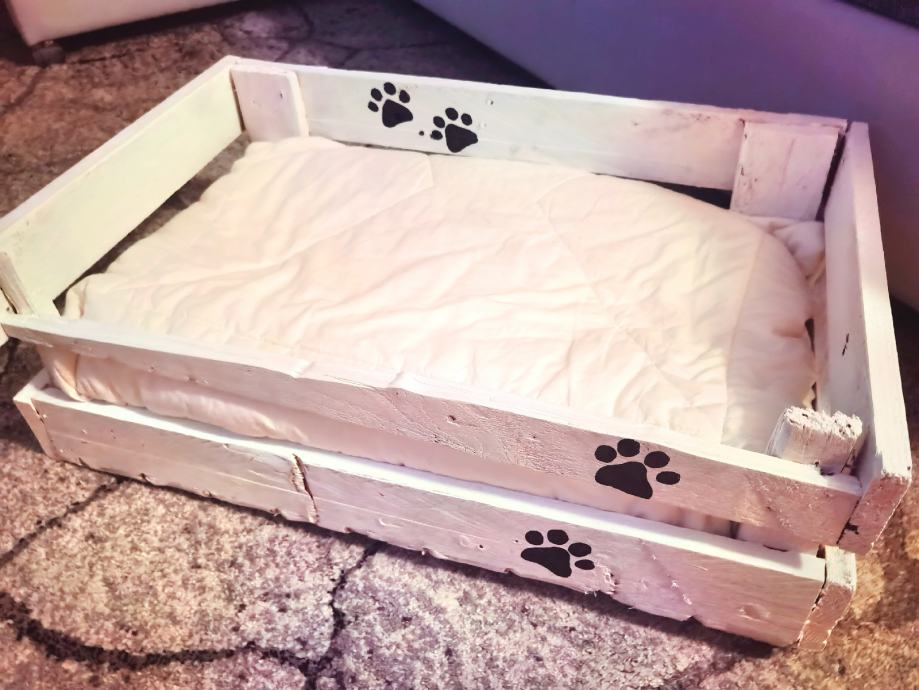box za mačku ili psa sa novim jastukom