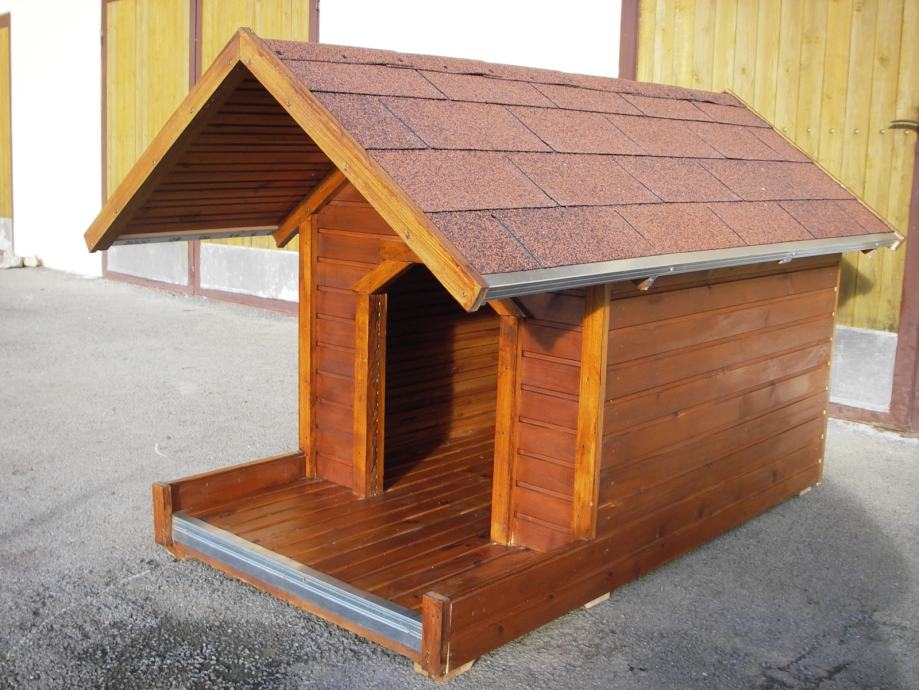 Kućica za psa s natkrivenom terasom pokrivena šindrom