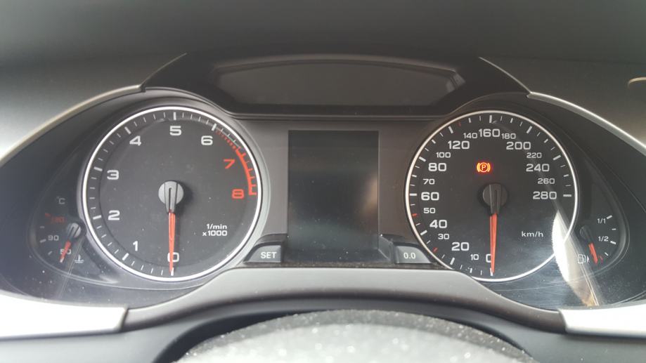 Audi A4 B8 instrument tabla kilometar sat