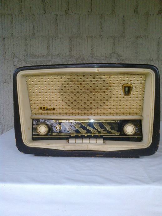 Prodajem stari radio aparat