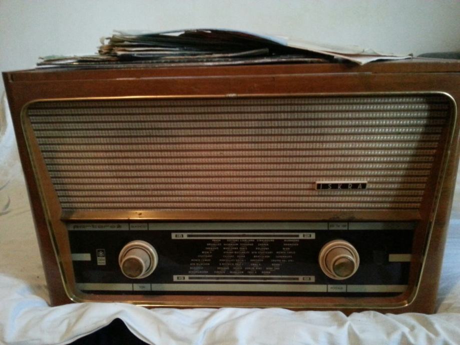 Stari radio Iskra sa gramofonom