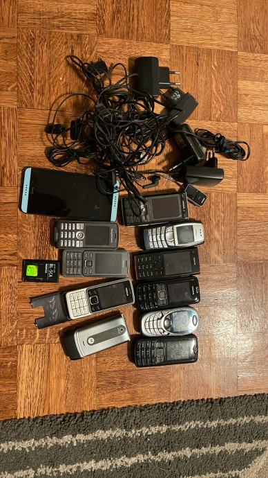 Stari mobiteli, za dijelove, neki su i ispravni