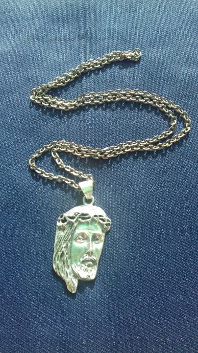 Veliki srebrni privjesak sa licem Isusa Krista i lančićem