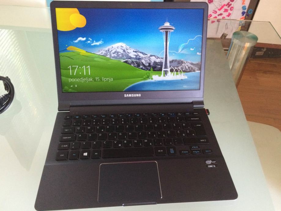 Samsung 13" laptop NP900X3E-A01,kao novi !!!