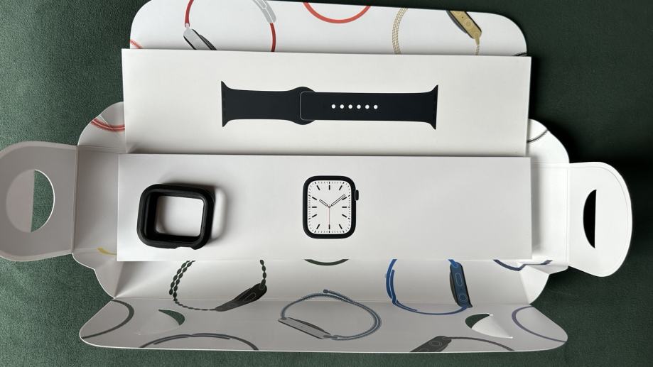 Apple Watch S7 GPS, 45 mm Midnight Aluminium Case, KO NOVI!!!