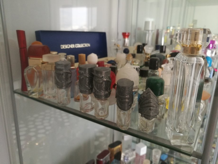 Kolekcija parfem bočica poznatih marki - cca.500 kom.