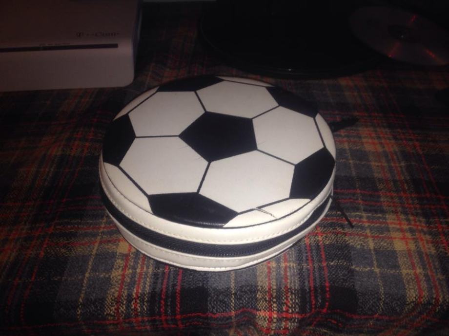torbica za cd u obliku nogometne lopte