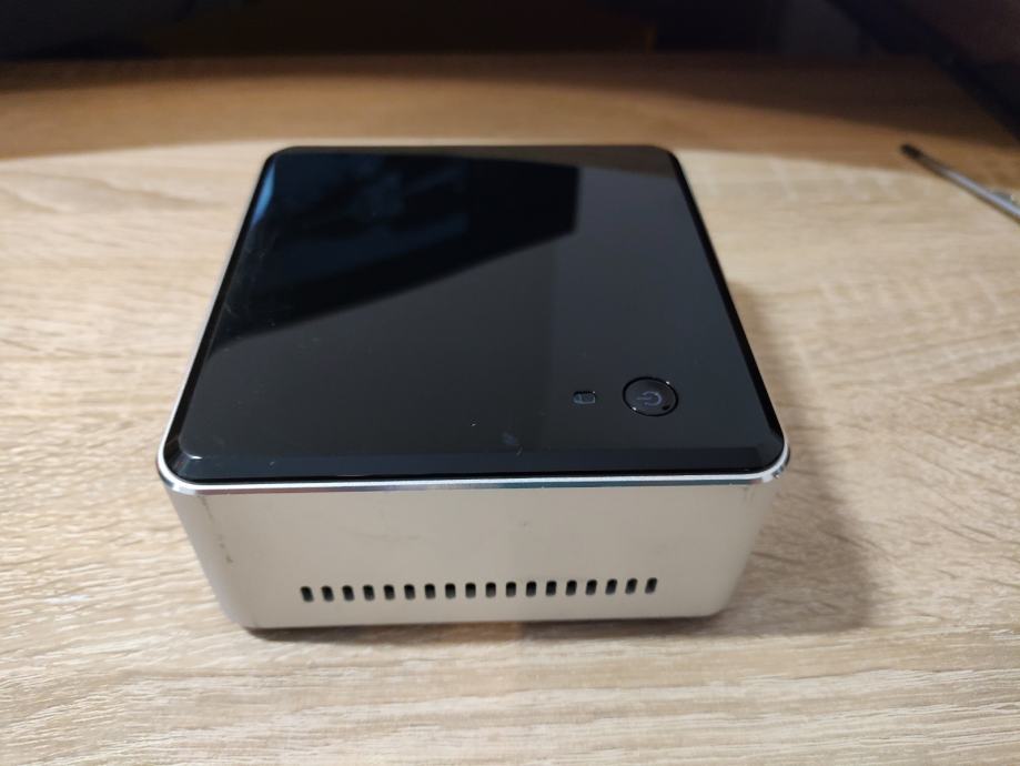 Intel nuc mini računalo DN2820FYK 4gb DDR3, 240Gb SSD Win10 pro
