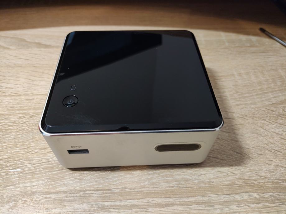 Intel nuc mini računalo DN2820FYK 4gb DDR3, 240Gb SSD Win10 pro