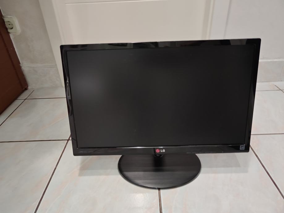 Lg 710 Monitor PC i7-960 + monitor LG Flatron 22EA53VQ + tipkovnica Logitech LX 710