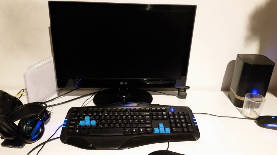 POVOLJNO-Računalo (kućište) + monitor 21,5 inch + tipkovnica (gaming)
