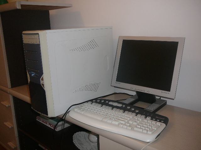 Stolno računalo, tipkovnica i miš