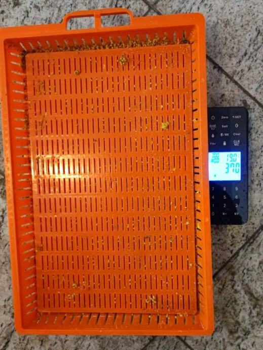 Podnica PVC CRVENA sa sakupljačem peludi,češljem i poletaljkomLR,DB10