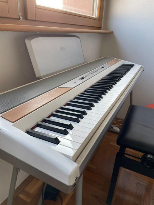 SP250 digital piano