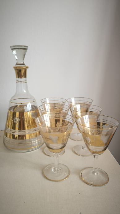 Retro set čaša i ukrasna boca od stakla
