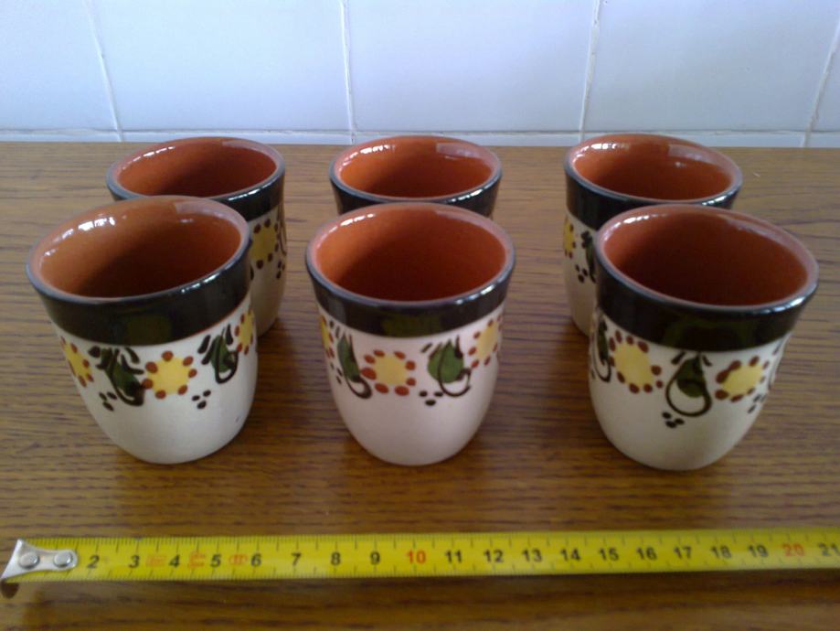 Set malih keramičkih čašica