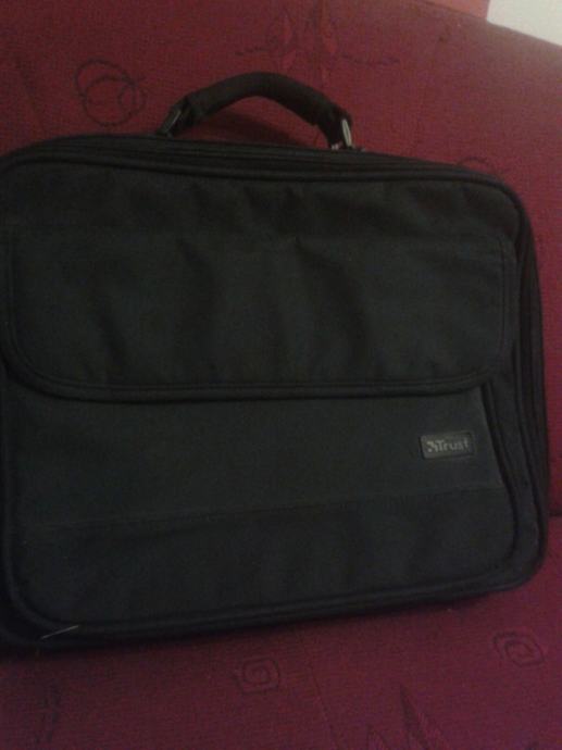 Crna torba za laptop
