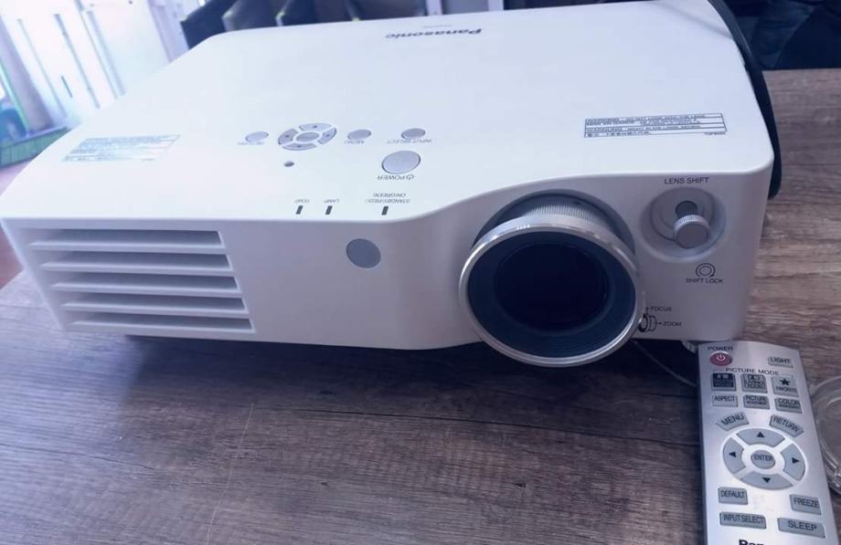 Panasonic projektor PT-AX100E