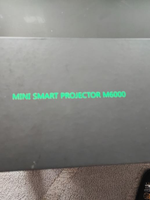 Prodajem mini smart projektor M6000