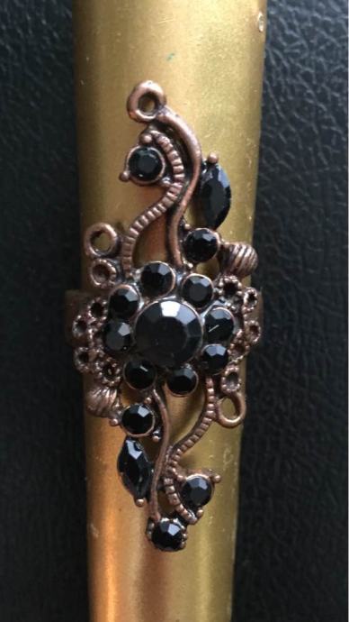 Barokni efektan bakreni prsten sa crnim kristalom