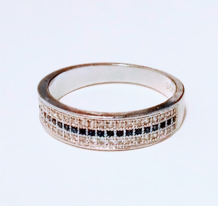 Elegantan srebrni prsten (925) s tamnoplavim i prozirnim cirkonima