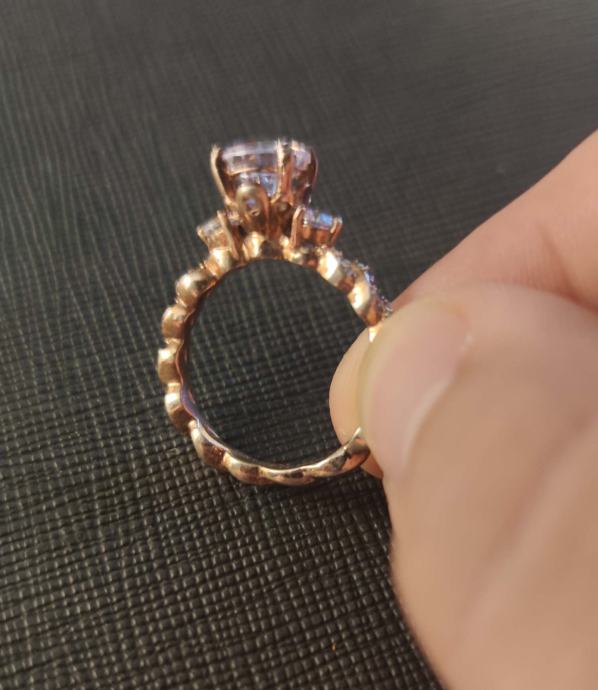 Zaručnički prsten rose gold s kamenjem