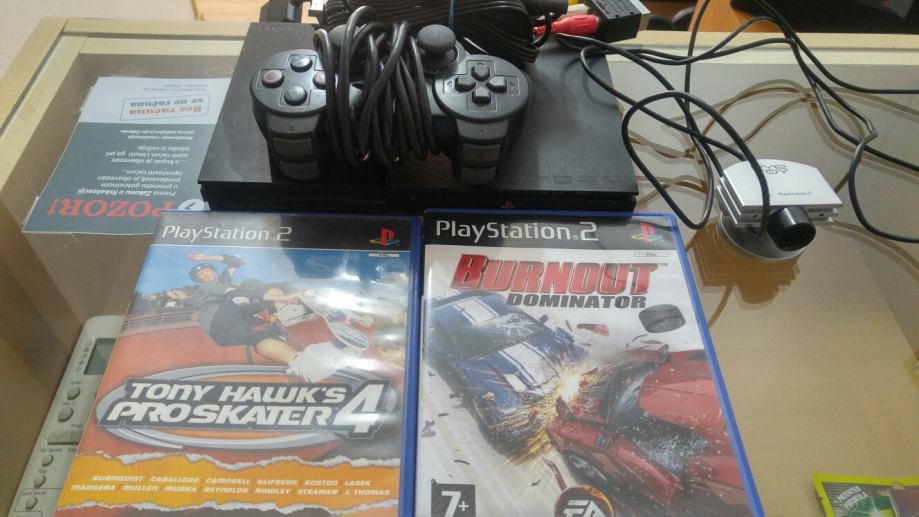 PS2 sa opremom i dvije igrice