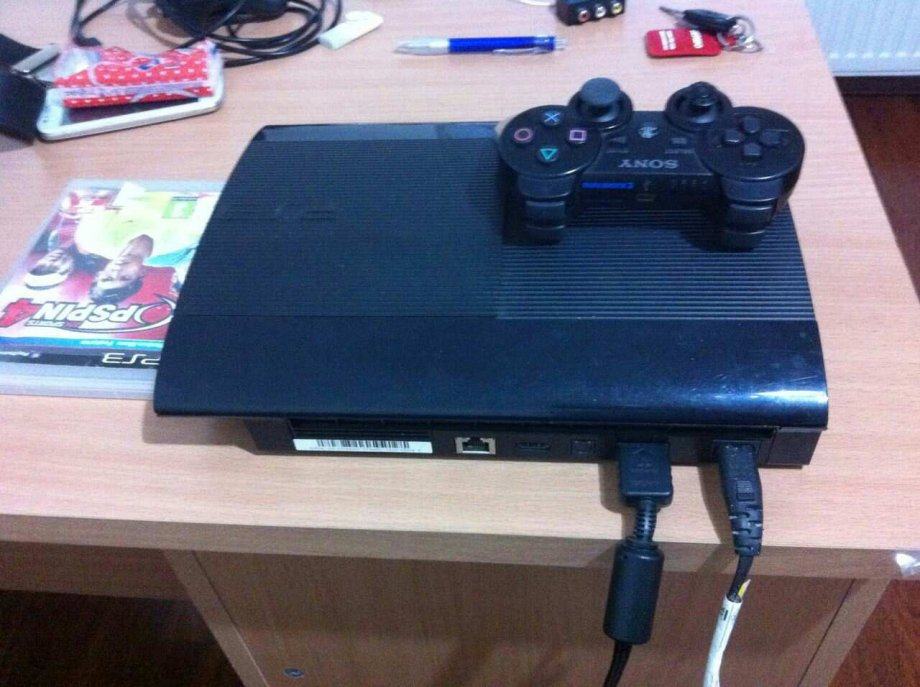 Sony Playstation 3..+ 4 igrice(Fifa,Gta.).. moguca zamjena..citati ogl