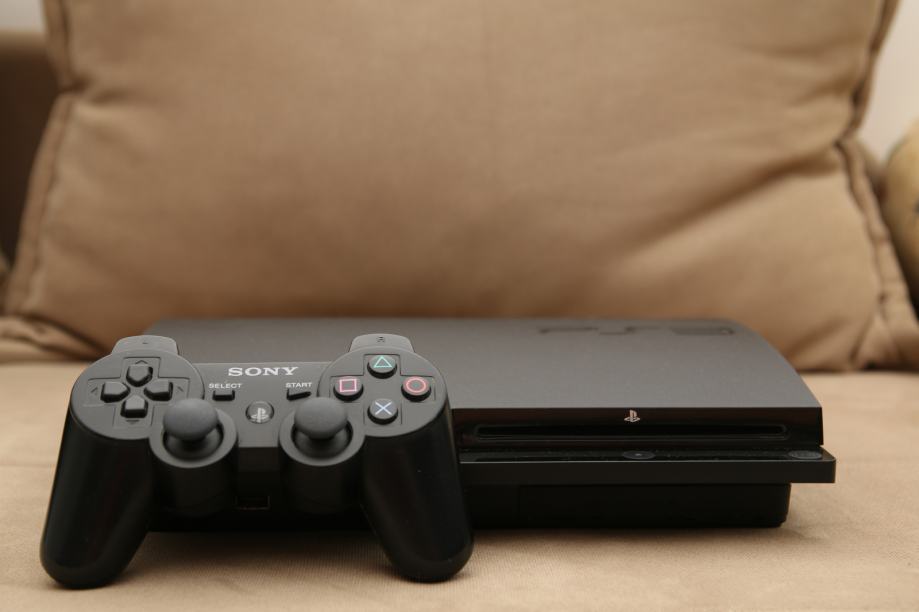 Sony PlayStation 3 Slim (160GB) + Igrice