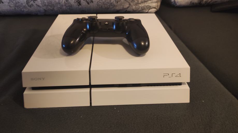 Playstation 4 1TB, fw 7.02 moguća modifikacija + 20ak igara