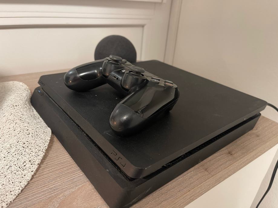 PlayStation 4 + joystick + igrice