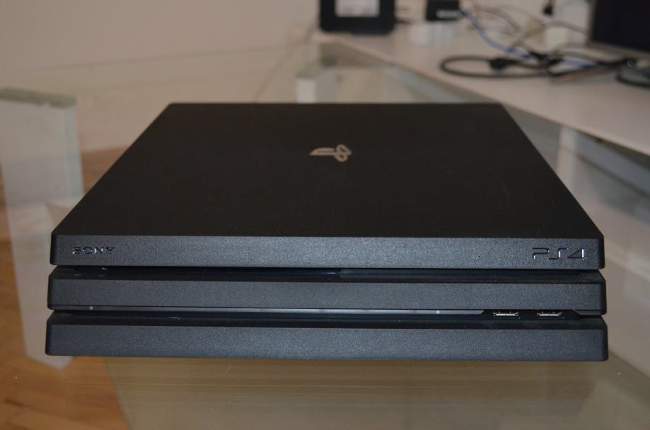 PlayStation 4 PRO + 1TB hard disk + gamepad